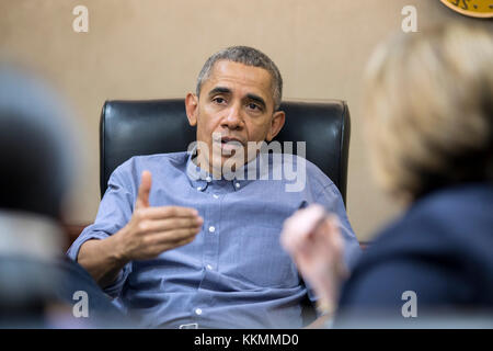 Le président barack obama organise une réunion dans la salle pour discuter de la dernière sur le San Bernardino, Californie, de fusillades, samedi, 31 déc. 5, 2015 . (Photo Officiel de la maison blanche par Pete souza) Banque D'Images