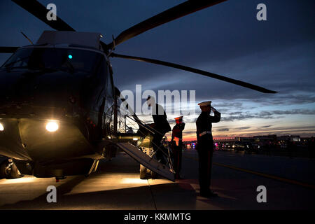 Nov. 2, 2105 "au crépuscule, le président conseils scolaires marine one at Newark Liberty International Airport de Newark, s.j." (white house photo by Pete souza) officiel de la maison blanche cette photographie est mis à disposition uniquement pour la publication par les entreprises de presse et/ou pour un usage personnel l'impression par le sujet(s) de la photo. La photo peut ne pas être manipulé d'aucune façon et ne peuvent être utilisés dans des documents politiques ou commerciales, publicités, e-mails, de produits, de promotions qui suggère en aucune façon l'approbation ou l'approbation du président, la première famille, ou la maison blanche. Banque D'Images