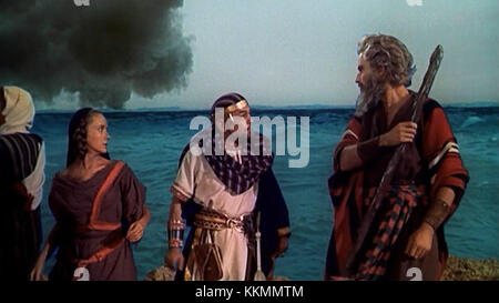 La bande-annonce des dix commandements (1956) présente l'histoire biblique épique de Moïse, son voyage pour libérer les Israélites, et les fléaux dramatiques qui ont conduit à leur libération de l'Égypte. Réalisé par Cecil B. DeMille, il met en vedette Charlton Heston et Yul Brynner dans des rôles importants, dépeignant les événements clés de l'Exode narratif dans un style visuel grandiose. Banque D'Images