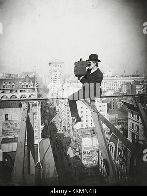 Une photographie capturant New York depuis un point de vue de 18 étages sur un support élancé, offrant une perspective unique de la Cinquième Avenue. Banque D'Images