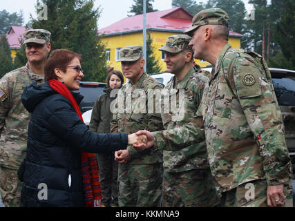 L'viv, Ukraine - Madame Marie Yovanovitch, l'Ambassadeur des États-Unis à l'Ukraine se réunit avec les É.-U. et des soldats ukrainiens devant un groupe multinational interarmées - Ukraine (JMTG-U) Cérémonie de transfert d'autorité ici 22 novembre. Au cours de la cérémonie Des soldats de la Garde Nationale de New York's 27th Infantry Brigade Combat Team (IBCT) a pris le commandement de l'JMTG-U à partir de la 45e Garde Nationale Oklahama IBCT, qui ont été en Ukraine depuis janvier. (U.S. Photo de l'armée par le Sgt. Alexander Recteur) Banque D'Images