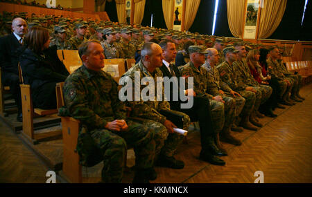 L'viv, Ukraine - Armée américaine et les soldats canadiens affectés au groupe multinational interarmées - Ukraine assister à un JMTG-U cérémonie de transfert d'autorité ici 22 novembre. Au cours de la cérémonie Des soldats de la Garde Nationale de New York's 27th Infantry Brigade Combat Team (IBCT) a pris le commandement de l'JMTG-U de la Garde nationale de l'Oklahoma's 45th IBCT, qui ont été en Ukraine depuis janvier. (U.S. Photo de l'armée par le Sgt. Alexander Recteur) Banque D'Images