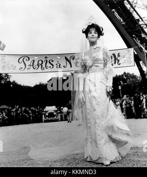 La mariée pour Natalie Wood, dans 'la Grande course,' est de satin blanc et de dentelle. La robe est composée, comme accessoires, d'un voile à haut cône avec bordure gardenia, fait de six verges de tulle, de longs gants en jersey blanc alex, de pompes blanches en satin et d'un bouquet de jardinières en soie. Mlle Wood, qui est vedette avec Jack Lemmon et Tony Curtis, Est à la ligne d'arrivée de la Tour Eiffel de 'la Grande course,' Blake Edwards' film comédie extravagance pour Warner Bros. Héroïne Natalie Wood stars en face de Jack Lemmon et Tony Curtis dans 'la Grande course, comédie grand écran jouant une longue course à la musique Bo Banque D'Images