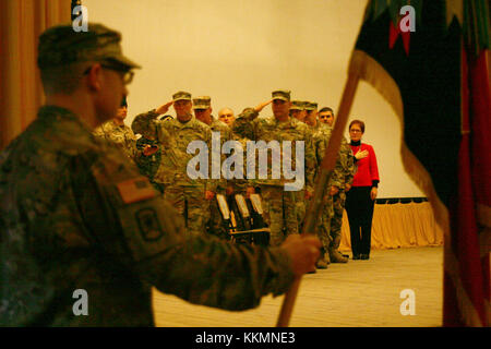 L'viv, Ukraine - Armée américaine et les soldats canadiens affectés au groupe multinational interarmées - Ukraine assister à un JMTG-U cérémonie de transfert d'autorité ici 22 novembre. Au cours de la cérémonie Des soldats de la Garde Nationale de New York's 27th Infantry Brigade Combat Team (IBCT) a pris le commandement de l'JMTG-U de la Garde nationale de l'Oklahoma's 45th IBCT, qui ont été en Ukraine depuis janvier. (U.S. Photo de l'armée par le Sgt. Alexander Recteur) Banque D'Images