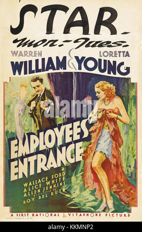 Une affiche vintage intitulée « entrée des employés 03 », peut-être du début au milieu du XXe siècle, montrant une entrée réservée aux employés, avec un accent sur les environnements industriels ou commerciaux. L'affiche souligne probablement la ségrégation des espaces publics et des espaces employés, comme on le voit dans de nombreux lieux de travail historiques. Banque D'Images