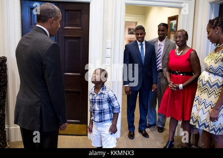 Sept. 4, 2015 "quatre ans, Malik hall accueille le président, presque incrédule, avant qu'une photo de départ avec l'oncle de malik maurice Owens, centre, et sa famille." (white house photo by Pete souza) officiel de la maison blanche cette photographie est mis à disposition uniquement pour la publication par les entreprises de presse et/ou pour un usage personnel l'impression par le sujet(s) de la photo. La photo peut ne pas être manipulé d'aucune façon et ne peuvent être utilisés dans des documents politiques ou commerciales, publicités, e-mails, de produits, de promotions qui suggère en aucune façon l'approbation ou l'approbation de la presiden Banque D'Images