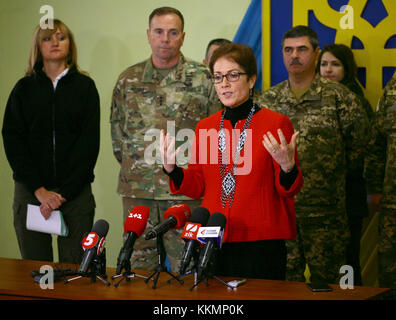 L'viv, Ukraine - Madame Marie Yovanovitch, l'Ambassadeur des États-Unis à l'Ukraine répond aux médias lors d'une conférence de presse à la suite d'un groupe multinational interarmées - Ukraine (JMTG-U) Cérémonie de transfert d'autorité ici 22 novembre. Au cours de la cérémonie Des soldats de la Garde Nationale de New York's 27th Infantry Brigade Combat Team (IBCT) a pris le commandement de l'JMTG-U à partir de la 45e Garde Nationale Oklahama IBCT, qui ont été en Ukraine depuis janvier. (U.S. Photo de l'armée par le Sgt. Alexander Recteur) Banque D'Images