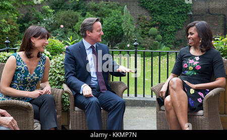 La Première Dame Michelle Obama et ses filles Malia et Sasha s'entretiendra avec le premier ministre David Cameron et sa femme samantha Cameron pour le thé au 10 Downing Street, Londres, Angleterre, le 16 juin 2015. Également présents sont marian robinson et Leslie robinson. (Photo Officiel de la maison blanche par Amanda lucidon) officiel de la maison blanche cette photographie est mis à disposition uniquement pour la publication par les entreprises de presse et/ou pour un usage personnel l'impression par le sujet(s) de la photo. La photo peut ne pas être manipulé d'aucune façon et ne peuvent être utilisés dans des documents politiques ou commerciales, publicités, e-mails, pro Banque D'Images