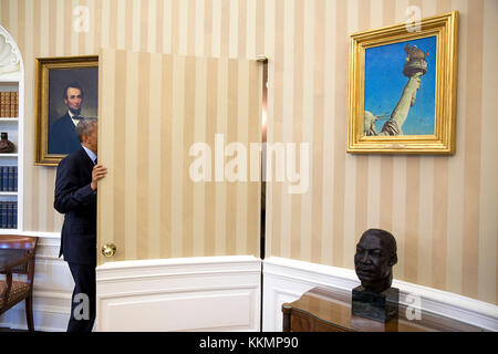 30 avril 2015 'encadrée par un buste de Martin Luther King Jr. et une peinture d'Abraham Lincoln, le Président a quelques derniers mots avec Sen. Rob Portman, R-l'Ohio, à la suite d'une cérémonie de signature de S.535, la Loi sur l'amélioration de l'efficacité énergétique de 2015." (White House Photo by Pete Souza) officiel de la Maison Blanche Cette photographie est mis à disposition uniquement pour la publication par les entreprises de presse et/ou pour un usage personnel l'impression par le sujet(s) de la photographie. La photographie ne peut pas être manipulée de quelque façon et ne peuvent être utilisés dans des documents politiques ou commerciales, publicités, courriels, produits, Banque D'Images