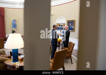 Le président barack obama parle avec le vice-président Joe Biden dans le bureau ovale, le 15 avril 2015. (Photo Officiel de la maison blanche par chuck Kennedy) officiel de la maison blanche cette photographie est mis à disposition uniquement pour la publication par les entreprises de presse et/ou pour un usage personnel l'impression par le sujet(s) de la photo. La photo peut ne pas être manipulé d'aucune façon et ne peuvent être utilisés dans des documents politiques ou commerciales, publicités, e-mails, de produits, de promotions qui suggère en aucune façon l'approbation ou l'approbation du président, la première famille, ou la maison blanche. Banque D'Images