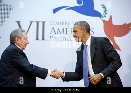 Le président américain Barack Obama serre la main avec le président Raúl Castro à l'occasion du Sommet des Amériques à l'atlapa convention center à Panama City, au Panama, le 11 avril 2015. (Photo Officiel de la maison blanche par Pete souza) officiel de la maison blanche cette photographie est mis à disposition uniquement pour la publication par les entreprises de presse et/ou pour un usage personnel l'impression par le sujet(s) de la photo. La photo peut ne pas être manipulé d'aucune façon et ne peuvent être utilisés dans des documents politiques ou commerciales, publicités, e-mails, de produits, de promotions qui suggère en aucune façon l'approbation ou l'approbation de la Banque D'Images