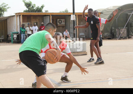 Le s.. Steven Betancourt de la Force opérationnelle de la Darby stationnés à Garoua, emplacement d'urgence tente de pousser le Capitaine Patrick Ongong passé basket-ball du Cameroun de l'action de l'Armée de l'air 23 Novembre à CL Garoua. Les membres de l'Armée de l'air et le Cameroun servicemembers américaine Thanksgiving partagée ensemble. (Photo par le sergent. Christina J. Turnipseed Emplacement d'affaires publiques de Garoua) Banque D'Images