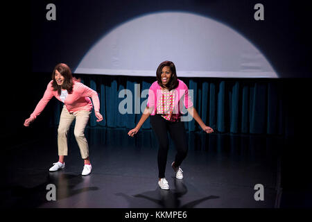 La Première Dame Michelle Obama et Jimmy Fallon Effectuer l 'évolution de la danse maman ii' pour 'The Tonight Show avec Jimmy Fallon' à new york, n.y., le 2 avril 2015. (Photo Officiel de la maison blanche par chuck Kennedy) officiel de la maison blanche cette photographie est mis à disposition uniquement pour la publication par les entreprises de presse et/ou pour un usage personnel l'impression par le sujet(s) de la photo. La photo peut ne pas être manipulé d'aucune façon et ne peuvent être utilisés dans des documents politiques ou commerciales, publicités, e-mails, de produits, de promotions qui suggère en aucune façon l'approbation ou l'approbation de la présidence Banque D'Images