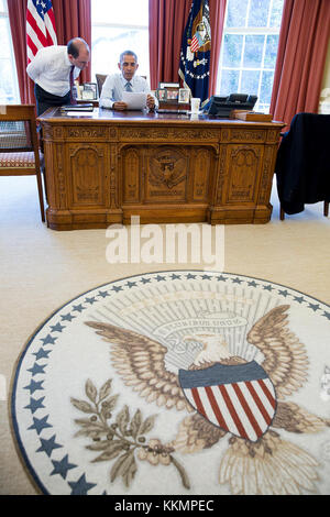 Le président barack obama, avec ben Rhodes, vice-conseiller national pour la sécurité des communications stratégiques, va sur sa déclaration conjointe sur le plan d'action global en ce qui concerne le programme nucléaire de l'Iran, dans le bureau ovale, avril, 2, 2015. (Photo Officiel de la maison blanche par Pete souza) officiel de la maison blanche cette photographie est mis à disposition uniquement pour la publication par les entreprises de presse et/ou pour un usage personnel l'impression par le sujet(s) de la photo. La photo peut ne pas être manipulé d'aucune façon et ne peuvent être utilisés dans des documents politiques ou commerciales, publicités, courriels, produits, Banque D'Images