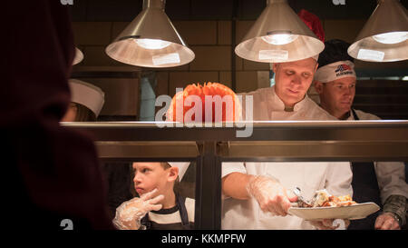 Le chef de l'US Air Force Master Sgt. Kennon Arnold, 633e Escadre de la base aérienne, de commandement en chef de l'action sert le déjeuner dans la salle à manger de l'Arbalète à Joint Base Langley-Eustis, en Virginie le 23 novembre 2017. Grâce à des repas servis dirigeants chaque installation assurant les militaires et leurs familles peuvent profiter d'un repas de fête traditionnel. (U.S. Photo de l'Armée de l'air par le sergent. Areca T. Bell) Banque D'Images