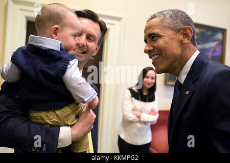 Le président barack obama accueille le secrétaire de presse josh earnest et son fils Walker à titre de l'épouse de sérieux, Natalie wyeth bon regarde dans l'avant-bureau ovale, le 20 mars 2015. (Photo Officiel de la maison blanche par Pete souza) officiel de la maison blanche cette photographie est mis à disposition uniquement pour la publication par les entreprises de presse et/ou pour un usage personnel l'impression par le sujet(s) de la photo. La photo peut ne pas être manipulé d'aucune façon et ne peuvent être utilisés dans des documents politiques ou commerciales, publicités, e-mails, de produits, de promotions qui suggère en aucune façon l'approbation ou l'approbation de la prés Banque D'Images