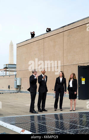 Le président barack obama ressemble au ministère de l'énergie des panneaux solaires avec eric haukdal ingénieur sur le toit du ministère de l'énergie à Washington, d.c., le 19 mars 2015. Liz sherwood-Randall, secrétaire adjoint de l'énergie et de l'kate Brandt, directeur de l'environnement fédéral, conseil de la qualité de l'environnement, la droite, les accompagner. (Photo Officiel de la maison blanche par Pete souza) officiel de la maison blanche cette photographie est mis à disposition uniquement pour la publication par les entreprises de presse et/ou pour un usage personnel l'impression par le sujet(s) de la photo. La photo peut ne pas être manipulée de quelque façon, et qu'elle ne peut Banque D'Images