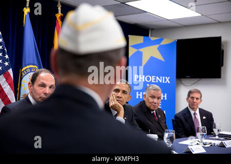 Le président Barack Obama et anciens combattants secrétaire Robert a. MCDONALD, gauche, rencontrez avec anciens combattants, va employés et mandataires de groupes d'anciens combattants pour un exposé sur les progrès réalisés pour améliorer le ministère des Affaires des anciens combattants Anciens combattants à desservir de façon opportune et efficace, à la phoenix va medical center de phoenix, Ariz.., 13 mars 2015. (Photo Officiel de la maison blanche par Pete souza) officiel de la maison blanche cette photographie est mis à disposition uniquement pour la publication par les entreprises de presse et/ou pour un usage personnel l'impression par le sujet(s) de la photo. la photo ma Banque D'Images