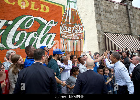 Le président américain Barack Obama salue une foule rassemblée à l'extérieur manuel's Tavern à Atlanta, GA., 10 mars 2015. (Photo Officiel de la maison blanche par Pete souza) officiel de la maison blanche cette photographie est mis à disposition uniquement pour la publication par les entreprises de presse et/ou pour un usage personnel l'impression par le sujet(s) de la photo. La photo peut ne pas être manipulé d'aucune façon et ne peuvent être utilisés dans des documents politiques ou commerciales, publicités, e-mails, de produits, de promotions qui suggère en aucune façon l'approbation ou l'approbation du président, la première famille, ou la maison blanche. Banque D'Images