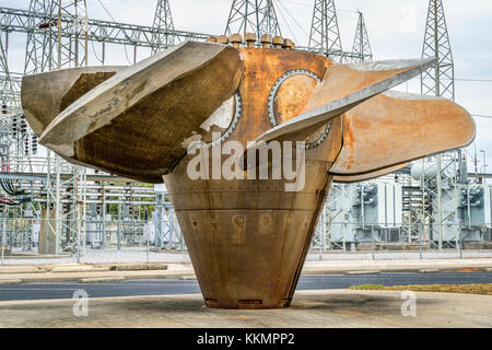 Vieille lame réglable-hélice turbine Kaplan de type affiché près du barrage de ketucky Banque D'Images
