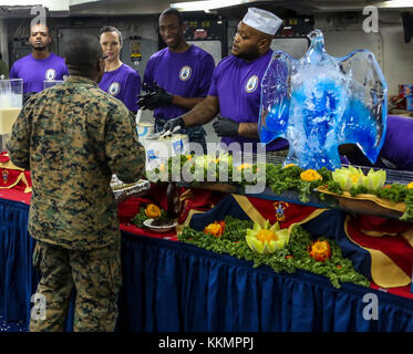 Les marins de la Marine américaine servir un dîner de Thanksgiving au cours de marine à bord du navire d'assaut amphibie Iwo Jima (DG 7), dans l'Océan Atlantique le 23 novembre 2017. Les Marines et les marins du 26e Marine Expeditionary Unit (MEU) a pris une pause de l'unité de formation composite combinée (Exercice COMPTUEX) opérations pour fêter Thanksgiving avec un souper à la dinde traditionnelle. (U.S. Marine Corps photo par le Cpl. Jon Sosner) Banque D'Images