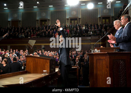 Le président Barack Obama reconnaît applaudissements avant qu'il livre l'état de l'union dans la chambre Chambre à la capitale américaine de Washington, d.c., jan. 20, 2015. (Photo Officiel de la maison blanche par Pete souza) officiel de la maison blanche cette photographie est mis à disposition uniquement pour la publication par les entreprises de presse et/ou pour un usage personnel l'impression par le sujet(s) de la photo. La photo peut ne pas être manipulé d'aucune façon et ne peuvent être utilisés dans des documents politiques ou commerciales, publicités, e-mails, de produits, de promotions qui suggère en aucune façon l'approbation ou l'approbation de la pr Banque D'Images