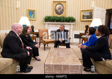 Le président barack obama organise une réunion avec les auteurs des lettres, de gauche, Victor fugate, Rébecca erler, carolyn reed et katrice mubiru dans le bureau ovale, jan. 20, 2015. l'épistolier rejoint ensuite la Première Dame Michelle Obama et Jill biden dr. dans la boîte de la première dame, pour l'état de l'Union à le Capitole à Washington, D.C. (Photo Officiel de la maison blanche par Pete souza) officiel de la maison blanche cette photographie est mis à disposition uniquement pour la publication par les entreprises de presse et/ou pour un usage personnel l'impression par le sujet(s) de la photo. La photo peut ne pas être manipulé Banque D'Images