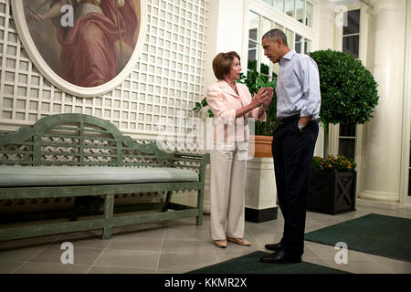 Le président barack obama parle avec le chef de la minorité de la chambre, Nancy Pelosi, D-Calif.. dans la salle du jardin de l'ouest à la suite de la Congressional pique-nique sur la pelouse Sud de la maison blanche, sept. 17, 2014. Banque D'Images