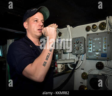 Océan Pacifique (nov. 24, 2017) La Marine américaine maître de Manœuvre 2e classe Kenneth Burger, de Lake Ariel, Pa., souffle un maître de pipe à bord du porte-avions USS Nimitz (CVN 68), Novembre 24, 2017, dans l'océan Pacifique. Le groupe aéronaval du Nimitz est sur une mutation à l'ouest du Pacifique. La Marine américaine a patrouillé dans la région du Pacifique-Indo-Asia couramment pour plus de 70 ans de promouvoir la paix et la sécurité. (U.S. Photo par marine Spécialiste de la communication de masse Seaman Emily Johnston) Banque D'Images