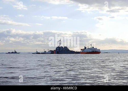 171124-N-XK398-035 La baie de Tokyo, Japon (nov. 24, 2017) - La classe Arleigh Burke destroyer lance-missiles USS Fitzgerald (DDG 62) est en cours de chargement sur le navire de transport lourd Transshelf MV. Le transport sera Transshelf Fitzgerald à Pascagoula, Mississippi pour terminer les réparations. (U.S. Photo par marine Spécialiste de la communication de masse 3 classe Joshua Mortensen/libérés) Banque D'Images