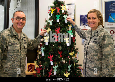 Le sergent-chef en chef. Jarrod Sebastian, gauche, 23D, chef du commandement de l'Escadre et le Colonel Jennifer courte 23d, commandant de l'Escadre, posent pour une photo, le 27 novembre 2017, Moody Air Force Base, Ga. Chaque année, les membres de la communauté de l'ornements tirer les arbres situés à l'échange de base et la liberté 1 centre de remise en forme avec une description de l'enfant et leur cadeau désiré, et d'acheter le cadeau d'être anonymes. (U.S. Air Force photo par un membre de la 1re classe Erick Requadt) Banque D'Images