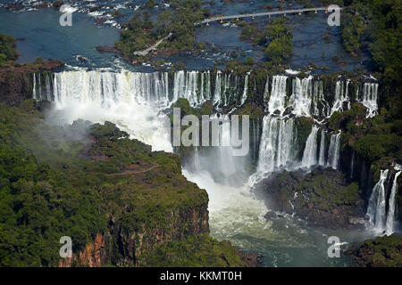 Côté argentin des chutes d'Iguazu, sur le Brésil - frontière Argentine, Amérique du Sud - aérien Banque D'Images