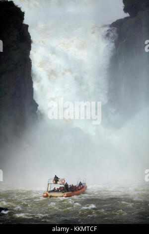 Touristes sur le bateau qui va sous les chutes d'Iguazu, Argentine, Amérique du Sud Banque D'Images