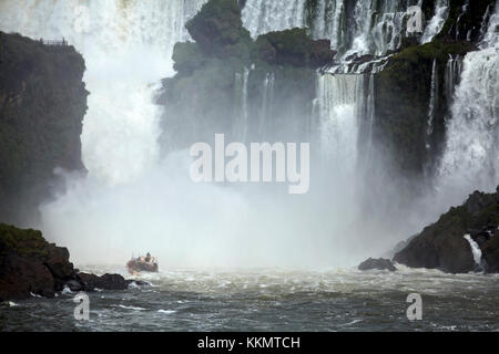 Touristes sur le bateau qui va sous les chutes d'Iguazu, Argentine, Amérique du Sud Banque D'Images