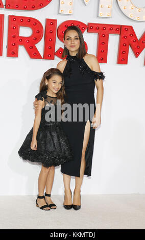 Los Angeles première de 'A Bad Moms Christmas' de STX Entertainment - Arrivals featuring : Mila Kunis, Ariana Greenblatt où : Los Angeles, Californie, États-Unis quand : 30 Oct 2017 crédit : Apega/WENN.com Banque D'Images