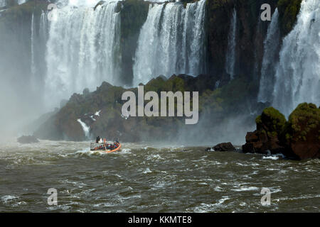 Touristes sur le bateau qui va sous les chutes d'Iguazu, Argentine, Amérique du Sud Banque D'Images