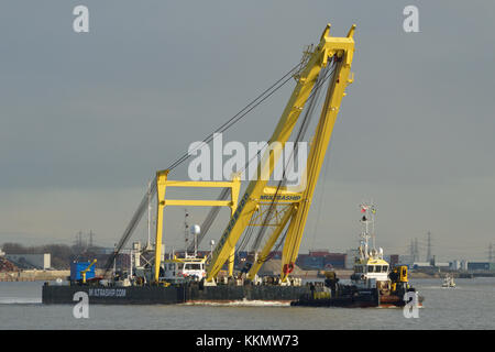 MULTRASALVOR 3 remorqueur & Sheerleg Cormorant de la grue flottante Multraship Société de sauvetage sur la Tamise à Woolwich, Londres, pour élever barge Banque D'Images