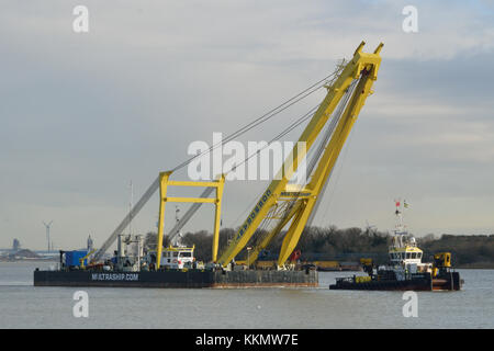 MULTRASALVOR 3 remorqueur & Sheerleg Cormorant de la grue flottante Multraship Société de sauvetage sur la Tamise à Woolwich, Londres, pour élever barge Banque D'Images