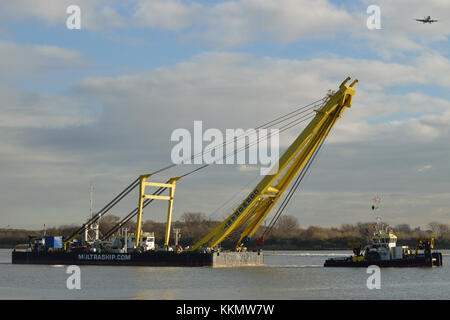 MULTRASALVOR 3 remorqueur & Sheerleg Cormorant de la grue flottante Multraship Société de sauvetage sur la Tamise à Woolwich, Londres, pour élever barge Banque D'Images