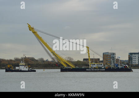 MULTRASALVOR 3 remorqueur & Sheerleg Cormorant de la grue flottante Multraship Société de sauvetage sur la Tamise à Woolwich, Londres, pour élever barge Banque D'Images