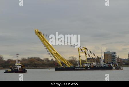 MULTRASALVOR 3 remorqueur & Sheerleg Cormorant de la grue flottante Multraship Société de sauvetage sur la Tamise à Woolwich, Londres, pour élever barge Banque D'Images