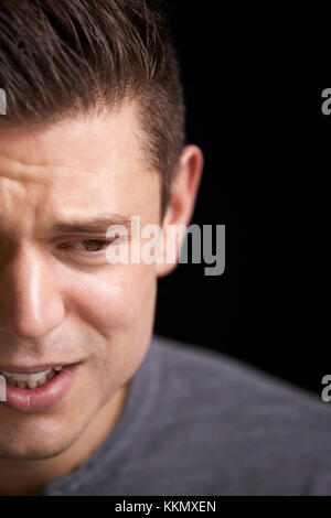 Close up de pleurer jeune homme blanc à la verticale, vers le bas Banque D'Images