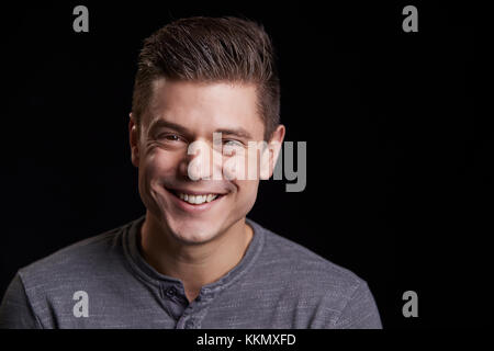 Portrait of a smiling young homme blanc à la recherche à l'appareil photo Banque D'Images