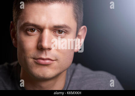 Portrait d'un jeune homme blanc à la recherche à l'appareil photo Banque D'Images