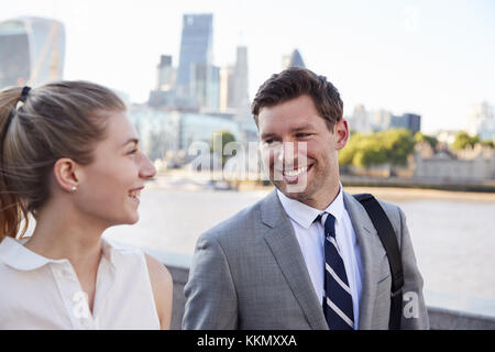 Businesspeople Walking de travailler par la Tamise à Londres Banque D'Images