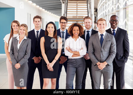 Les employés de bureau dans un hall moderne, portrait de groupe Banque D'Images