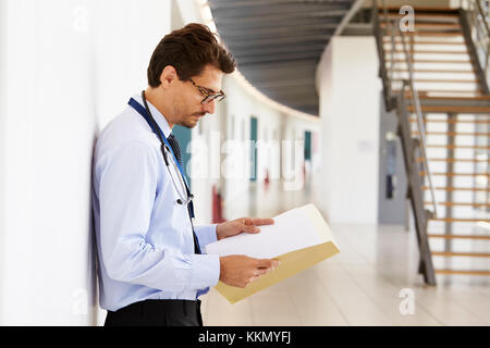 Portrait of young male doctor with stethoscope et notes Banque D'Images