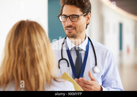 Les jeunes hommes et les femmes médecins qui parlent, Close up Banque D'Images