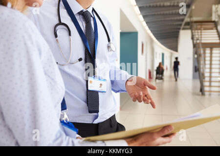 Les médecins hommes et femmes en consultation Banque D'Images