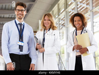 Portrait de trois médecins, hommes et femmes à la recherche d'appareil photo Banque D'Images